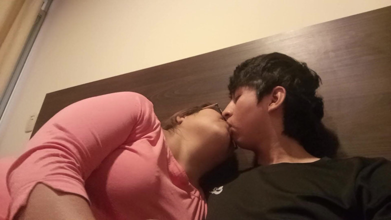 Moo DBOXXX: एकल माँ मैं फेसबुक पर मि ली थी मेरे अपार्टमेंट में मेरे लंड चूसने के लिए बेताब आती है