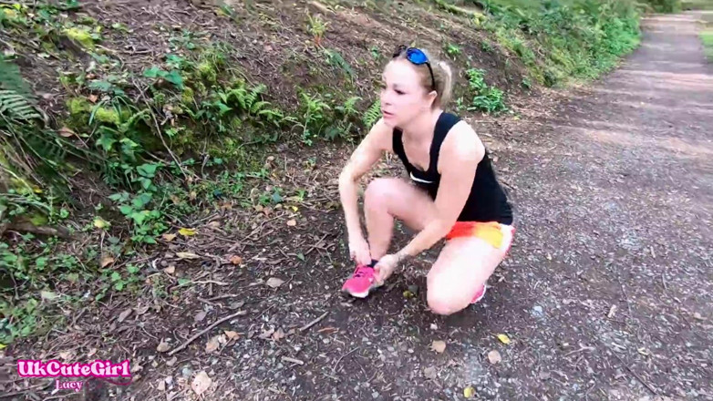 UKCuteGirl Lucy Lauren: Sen izlerken dışarıda sevişmek zorunda kaldım: çaresizce koşu yapıyor