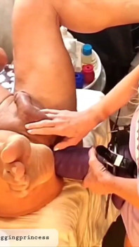 Gekleidet in sexy Lavendel-Pegging und fisting mit Xxl molligem dildo-Strapon, Latinlover, mit Carmen Harness von Mrhankeystoys