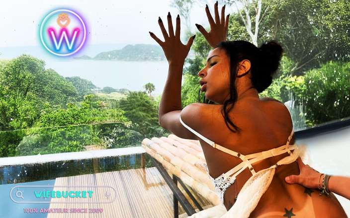 Wifebucket: Wifebucket एमेच्योर - मेरी युवा पत्नी ने सेक्सी अधोवस्त्र पहन लिया और मुझे एक असली काउगर्ल की तरह सवार किया