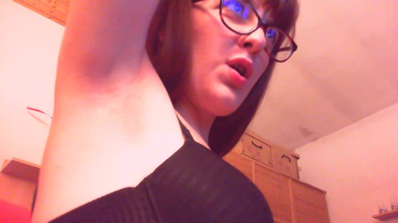 Nicoletta Embassi: Tôn sùng nách