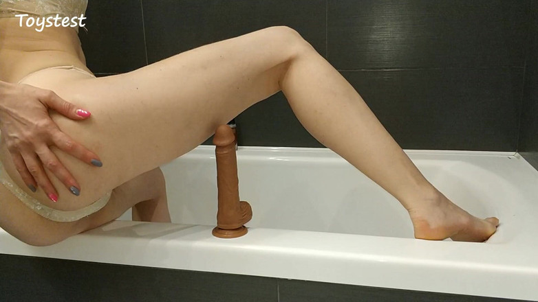 Toystest: Gescheiden vrouw die van grote realistische dildo geniet