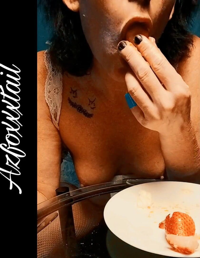 AzFoxxxTailPhelicia: Strawberries whip cream 2