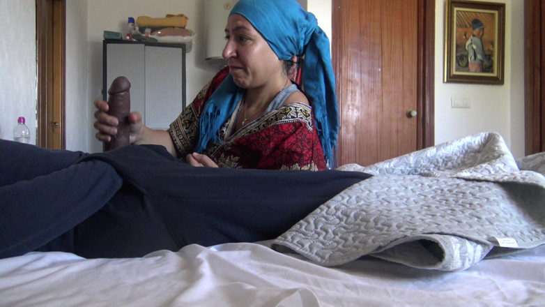 Souzan Halabi: Ця турецька бабуся шокована!! Я виймаю свій великий член перед нею.