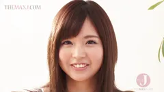 Molto carina prima volta si spoglia di una bella ragazza con un nuovo sorriso sul suo viso.
