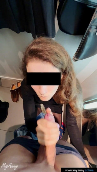 MyAnny: Blowjob berisiko dan pancutan muka di bilik tukar kedai