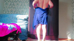 Kitty_Cross: Splendida femboy che mostra le gambe in pantaloncini di pelle...