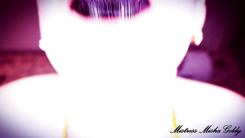 Goddess Misha Goldy: 亲吻我的嘴唇的忠实奴隶