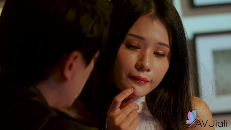 AV Jiali: Xian'Erai neukt haar nieuwe make-up artieste