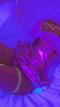 Красуня в масці Neon glow з масивними цицьками йде дико соло, мастурбуючи з аніме-стогоном - Лілікоті