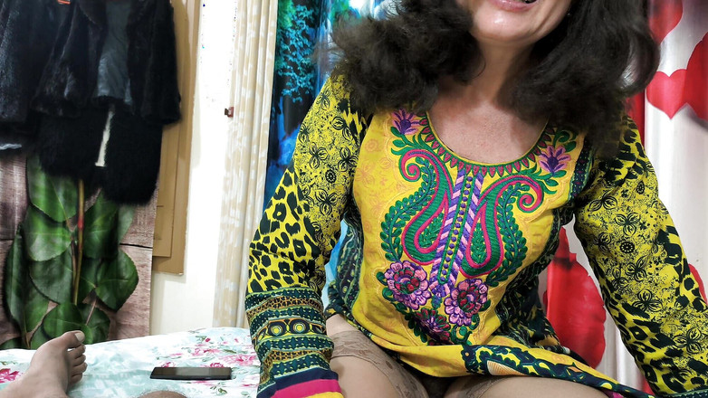 Bolly Karma: Video seks webcam tante seksi yang nguruh malu-malu