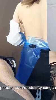 对一名穿着长袜的男性进行脱毛，由两名戴着手套的护士进行脱毛