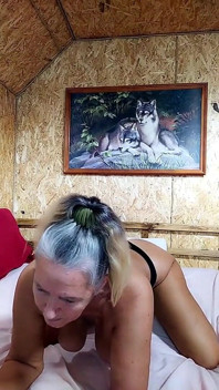 Gorąca gospodyni domowa Lukerya: Magia stóp na miękkim łóżku.