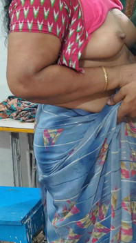 Minha Sogra, Uma Alfaiate, Estava Costurando Roupas, Então Eu Fiz Sexo Com Ela Como Se Para Ajudá-la.