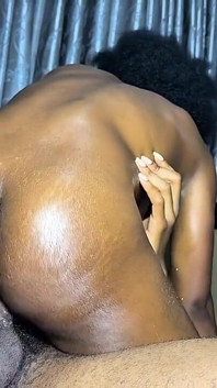 18歳の反逆少女がいたずら好きなアソコを伸ばされる
