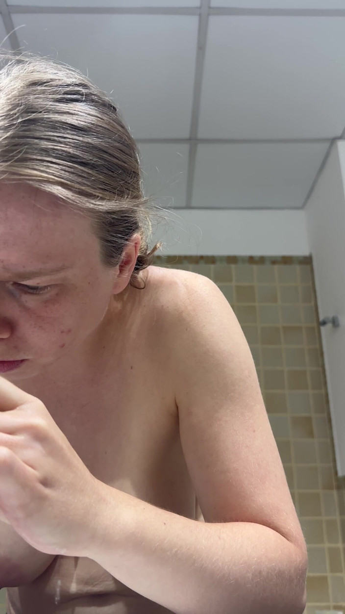 SweetLucy96: Nastolatka myje zęby i czyści aparaty na zęby