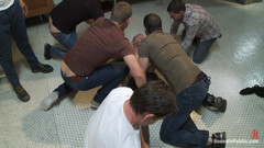 Bound in public: Luptătorul este futut în grup de o mulțime excitată într-o toaletă publică...