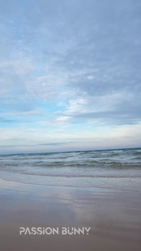 Biquíni Rosa Sexy E Meu Belo Frio Na Praia De Areia Branca