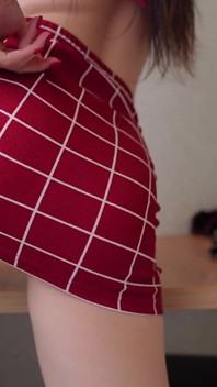 Chica universitaria culo perfecto y falda roja ajustada