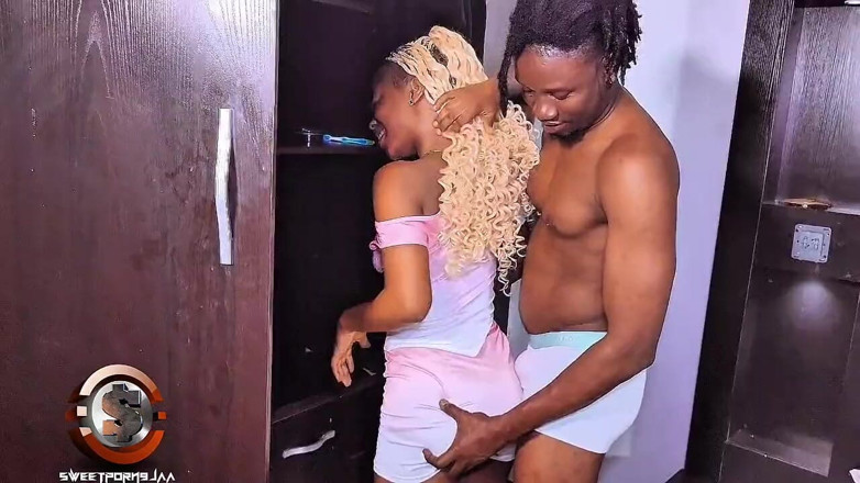 Tusweet9ja: अलमारी में चोदने वाली रानी की जोरदार चुदाई