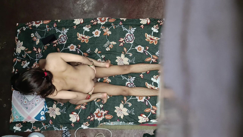 Kaambali: Indická manželka podvádí prstění a masturbace Tvrdý sex