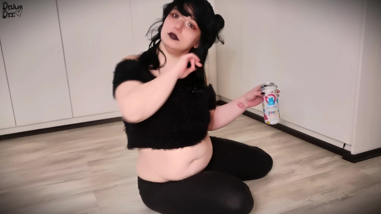 Delilah Dee: Söt knubbig goth girl burping, mage ljud &amp;mage spela
