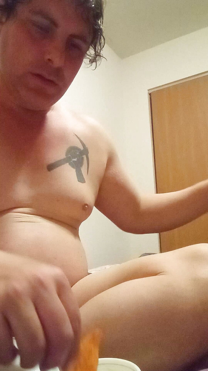 JG Risk: Поедает Doritos и пьет чай голышом