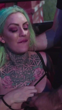 Une bimbo d’Amsterdam fait le tour des grosses bites - public