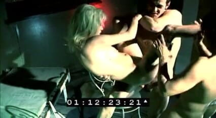Perfect Porno: Elegante bionda ottiene una doppia penetrazione in buchi