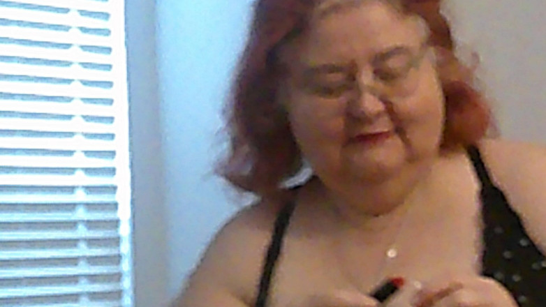 BBW nurse Vicki adventures with friends: Rijpe bbw roodharige verpleegster Vicki praat met je terwijl ze...