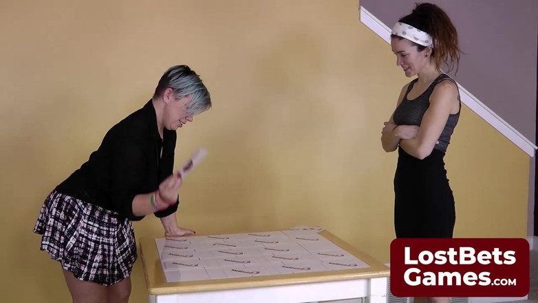 Lost Bets Games: Dos chicas con memoria como Goldfish jugando un juego travieso