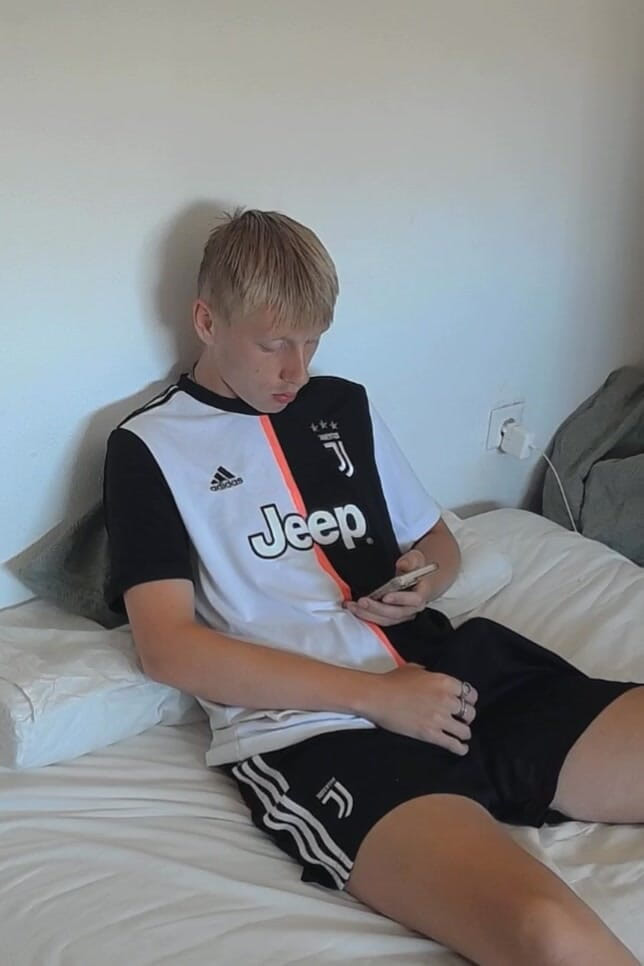 Axton Drake: [odhalení obličeje] Fotbalový brácha si honí v posteli