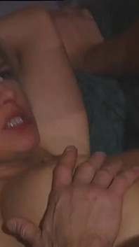 Nikki Sun est une femme mature coquine aux seins énormes et aux cheveux blonds, double pénétration et reçoit sa première sodomie