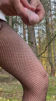 Aku lagi asik muasin memekku pakai vibrator di taman dekat kota. Gay remaja