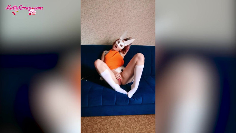 Katty Grray: Otroligt sexig kanin smeker sig själv och tar till orgasm...