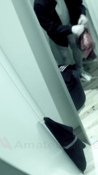 Come sedurre un giovane venditore nel camerino