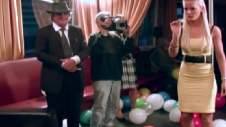 German Amateur Videos: ドイツのストリッパー美女がパーティーでチンコをしゃぶる