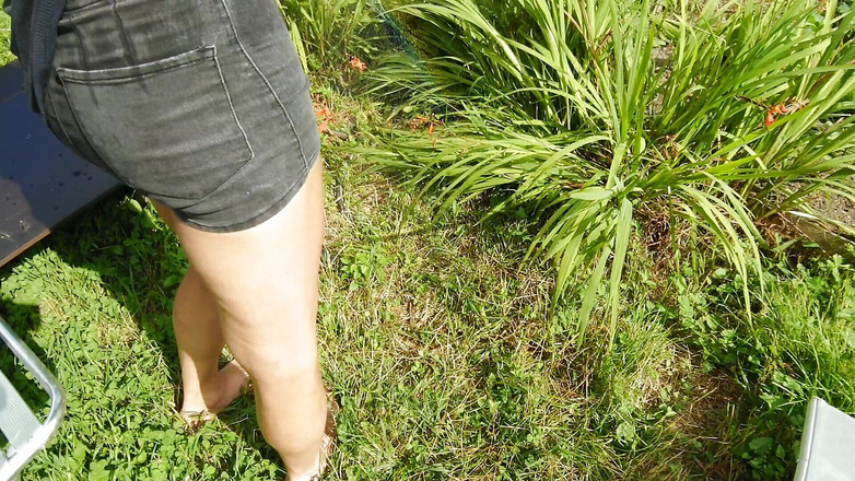 Alexa Cosmic: Osvěžující a smáčení trička a černé šortky v hadici na zahradě ...