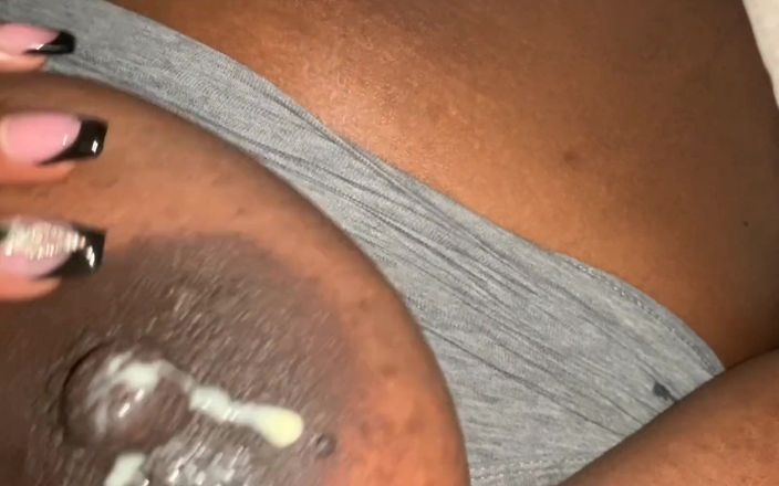 Super sexy ebony cuties: Сжимаю дою мои твердые соски