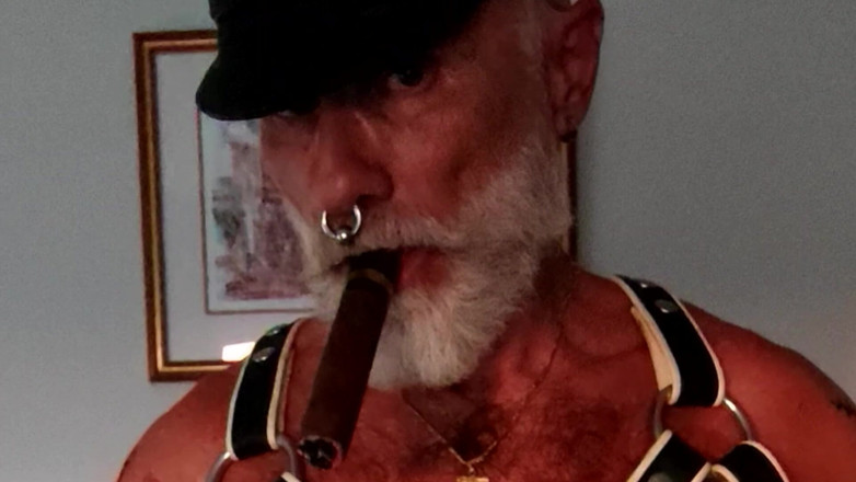 MusclesCigarsFFPig: Pumping and Cigar Session