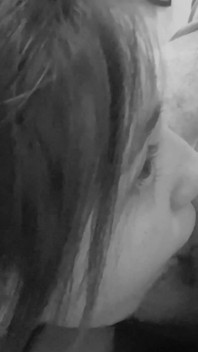 Pornellia güzel bir göt deliği diliyle sert emiyor