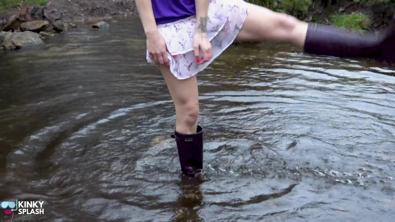 UKCuteGirl: Welly Sploshing in stivali e senza mutandine!