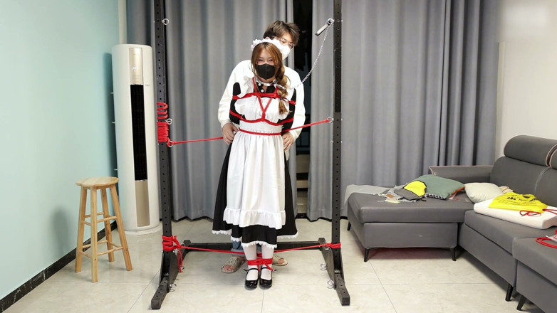 Asian bondage: As amarras de pé da criada se fundiram com o...