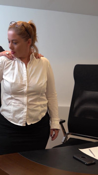 Büyük götlü sekreter orta yaşlı seksi kadın Jeny White iki adamla üçlü sekste çifte sikiliyor