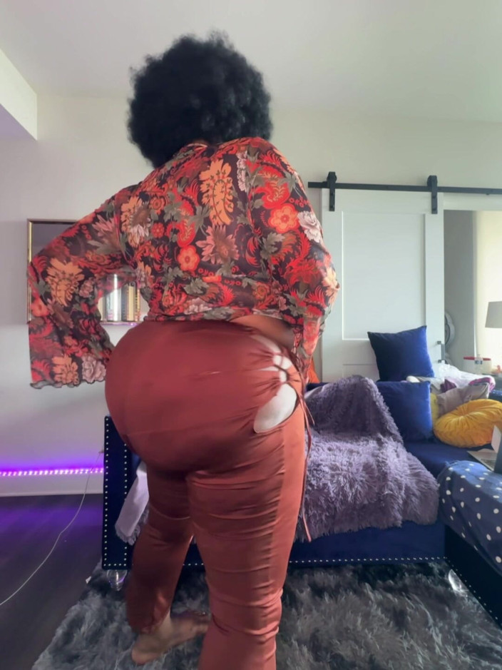 patravontesse: Foxxxy Cleopatra Big Strokes Her Bbd