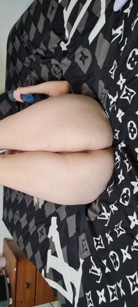 O curvă blondă se masturbează și mă fute în cur și cum8ming