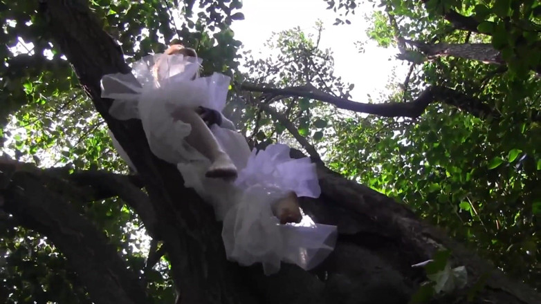 LesbianFantasies: Buitenshuis solo-actie met brunette