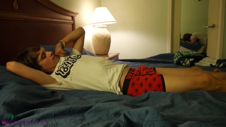Ethan Alex: Footjob dan pemujaan kaki di hotel malam hari