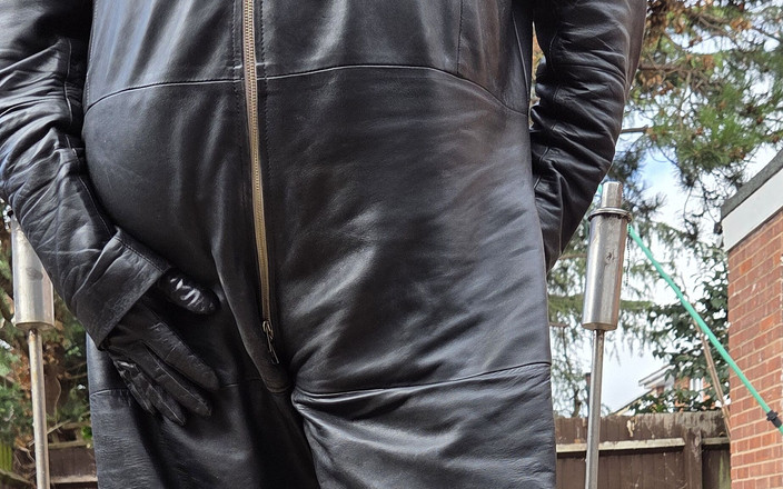 Leatherman63: 花园里的皮服