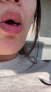 Giantess Dziewczyna znajduje małego mężczyznę w swojej torbie chipsów i jest zaskoczona, ale ona zjada małego